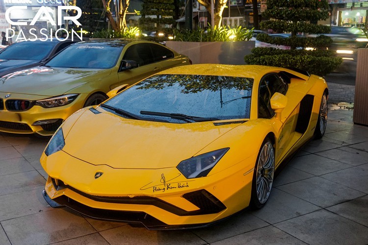 Có mặt sớm nhất tại bữa tiệc chính là chiếc siêu xe Lamborghini Aventador S LP740-4 - mẫu xe đã tạo nên tên tuổi cho doanh nhân Hoàng Kim Khánh trong giới chơi xe tại Việt Nam
