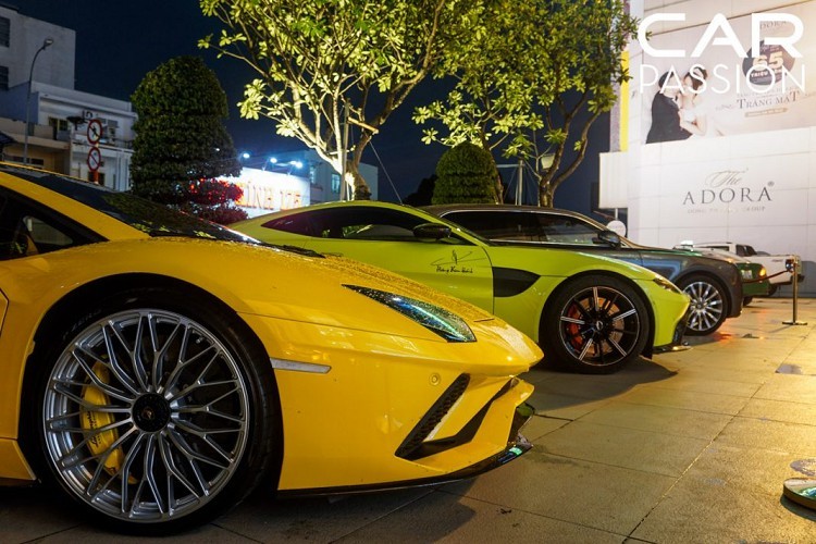 Xe được nhập khẩu chính hãng thông qua đại lý Lamborghini Hà Nội và có giá bán lên đến 2 triệu đô la sau khi đóng đầy đủ các loại thuế để ra biển trắng. Vì lẽ đó mà hiện nay “siêu bò” này chính là mẫu xe Lamborghini đắt nhất Việt Nam