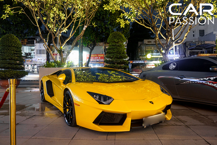 Tiếp theo đó là sự góp mặt của 2 cái tên hot khác trong garage của doanh nhân Hoàng Kim Khánh là Aston Martin V8 Vantage và Bentley Mulsanne EWB 2018. Cả 2 mẫu xe Anh Quốc đều được nhập khẩu dưới hình thức chính hãng có mức giá lên đến hàng chục tỷ đồng
