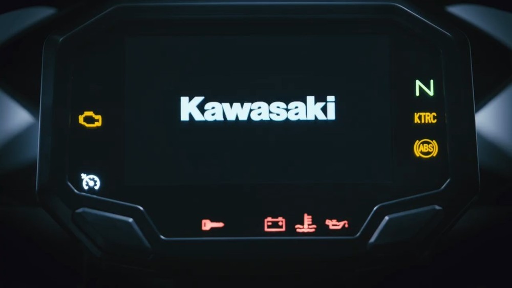 Một chi tiết khác trên Kawasaki Z H2 được chụp rất rõ ràng chính là bình xăng cùng bảng đồng hồ, đồng hồ của xe là màn hình màu TFT hoàn toàn mới