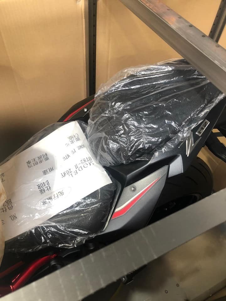 Đuôi xe có thiết kế khá giống với mẫu naked bike Kawasaki Z900, thể hiện rõ ở phân đuôi sắc lém, mặt đèn hậu LED tạo hình chữ Z, biểu trưng cho dòng naked bike của Kawasaki. Hai bên ốp đuôi là logo tên xe màu crôm "Z H2"