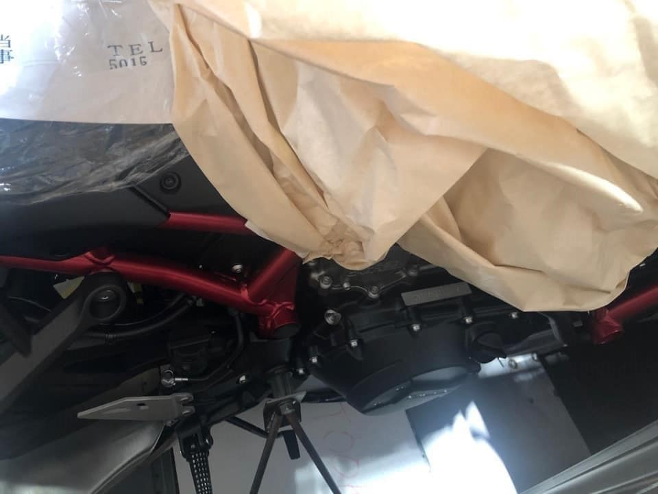 Một điểm khá lạ là mẫu Kawasaki Z H2 2020 trong ảnh sử dụng bộ khung ống thép màu đỏ, khác hoàn toàn so với hình ảnh xe xuất hiện trong video teaser của hãng xe Nhật Bản
