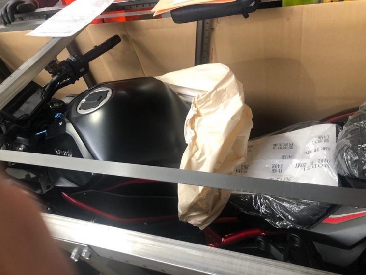 Theo hình ảnh trên, mẫu Kawasaki Z H2 2020 sở hữu đầu đèn mạnh mẽ với các chiết ốp màu đen nhám, bao lấy mặt đèn pha đôi ứng dụng công nghệ LED bên trong