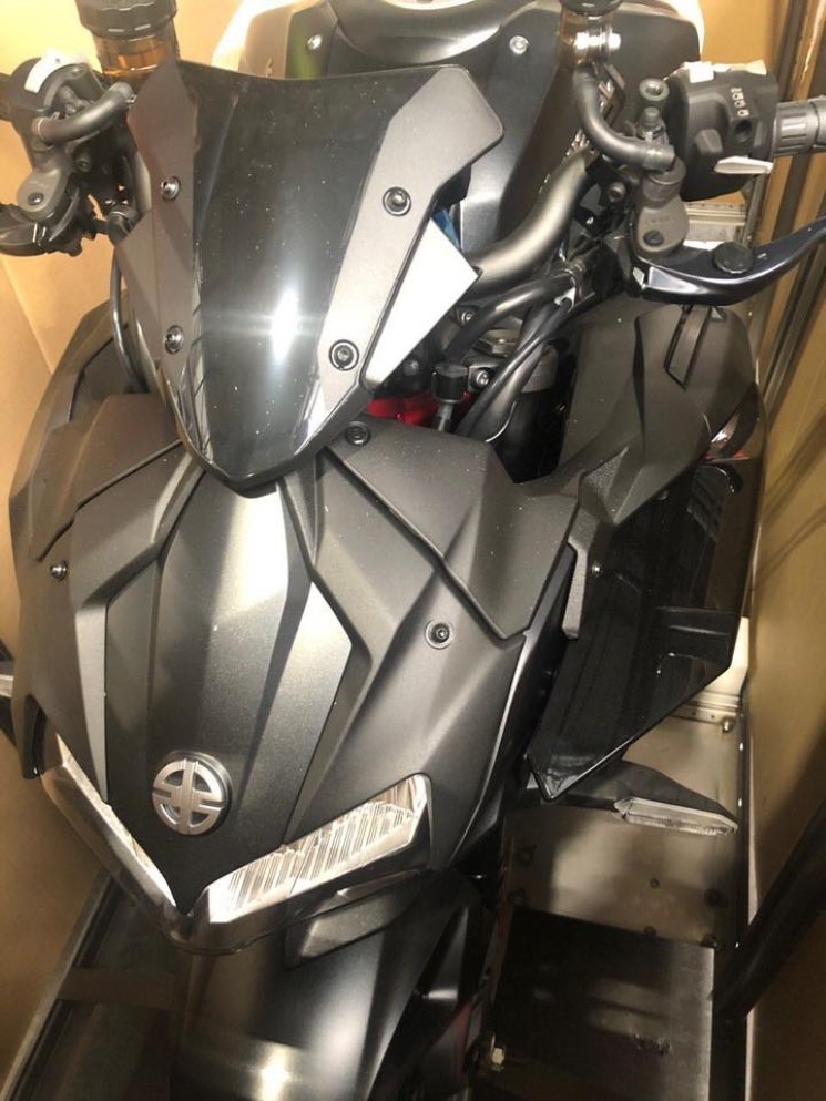 Một chi tiết rất đáng chú ý trên Kawasaki Z H2 chính là ốp cánh gió màu được bố trí cao, nhoài lên phía trên đèn xinhan trước. Được biết chi tiết này cũng là hốc gom gió giúp đưa không khí đến bầu gió của xe một cách hiệu quả hơn