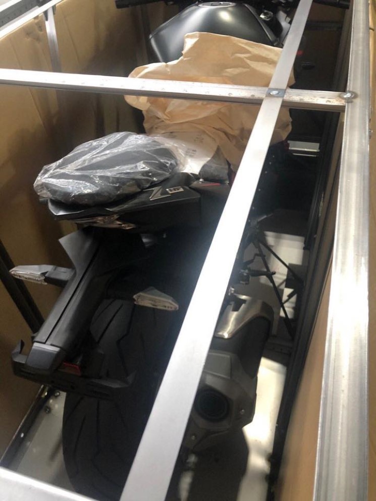 Tương tự như mẫu naked bike Kawasaki Z1000 hiện tại, bình xăng của mẫu Z H2 có thiết kế gồ cao, cơ bắp với chi tiết ốp ở hai bên. Phía trên là tay lái dạng thép ống