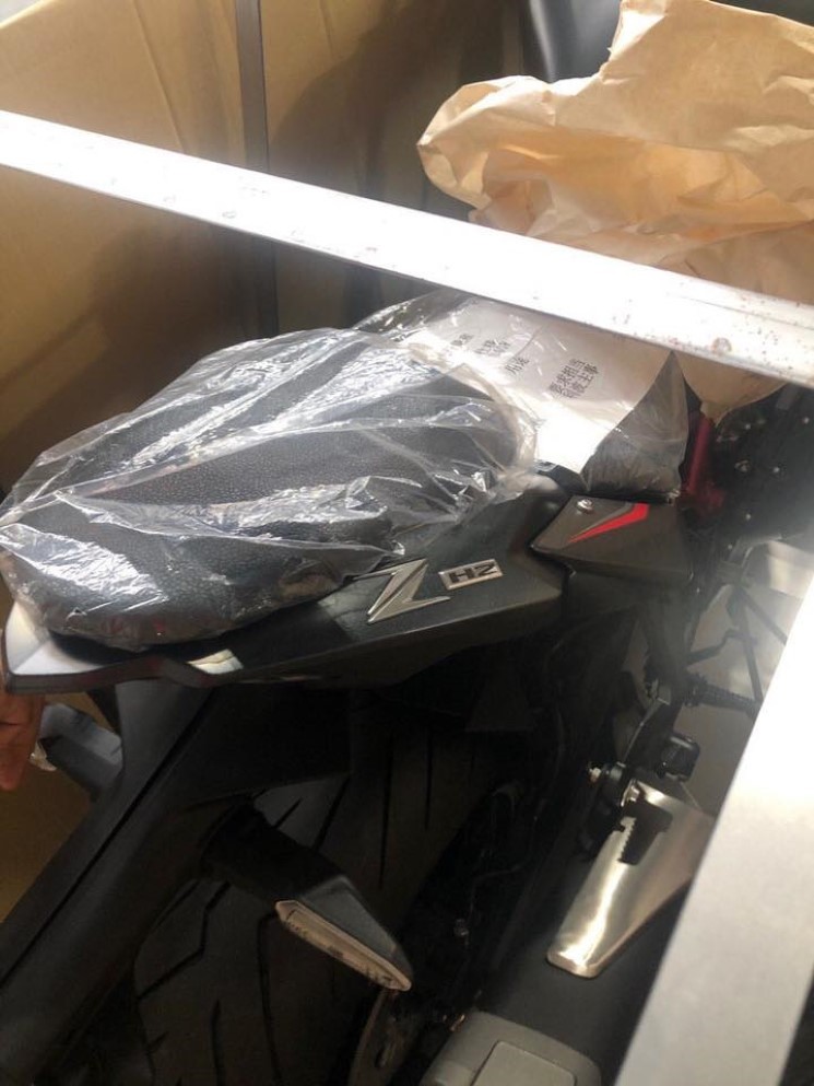 Khác với người anh em Ninja H2, mẫu Kawasaki Z H2 2020 sở hữu hệ thống ống xả hoàn toàn mới với thiết kế đơn giản hơn, chỉ có một đường xả thay vì xả đôi như mẫu Ninja H2. Yên xe có thiết kế hai mảnh, phân thành hai tầng thể hiện vẻ thể thao của xe