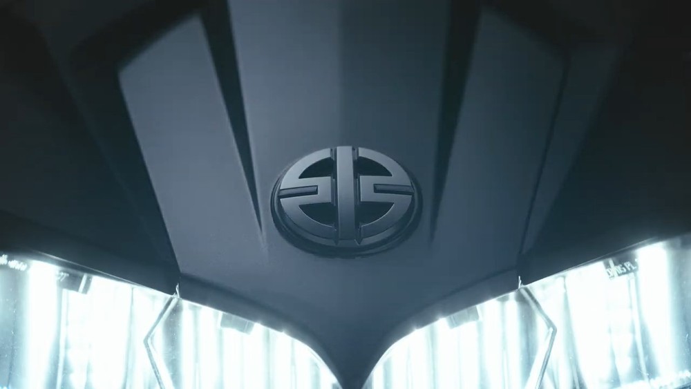 Chính giữa ốp đầu đèn là logo biểu tượng của Kawasaki Heavy Industries từ nhiều năm trước. Bên trên đầu đèn là kính chắn gió nhỏ, che lấy đồng hồ ở phía sau