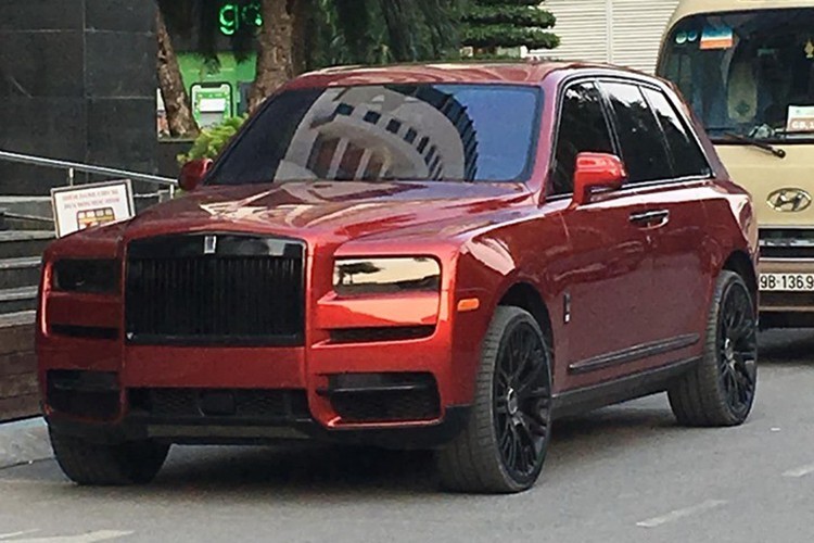 Số lượng mẫu SUV siêu sang Rolls-Royce Cullinan tại Việt Nam đã gần đạt 10 chiếc, tất cả số xe này đều được nhập khẩu không chính hãng, thông qua các công ty tư nhân. Khá thú vị là chỉ có duy nhất một chiếc Rolls-Royce Cullinan màu đỏ và thuộc sở hữu của đại gia ở Hà Nội