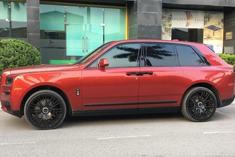 Chiếc SUV siêu sang Rolls-Royce Cullinan mang màu sơn đỏ độc nhất Việt Nam hiện đã được chủ nhân cho thay đổi diện mạo rất khác lạ so với lúc cập bến vào giữa tháng 6/2019. Ngoại hình của xe liên tục được làm mới từ vành độ Mansory cho đến màu sơn ở ngoại thất phối lại theo ý thích của chủ xe