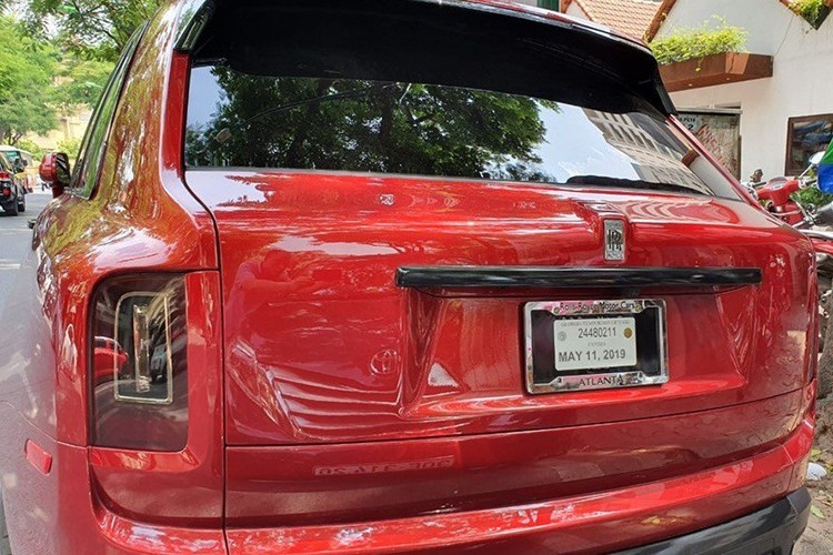 Chưa hết, cản va trước và tấm ốp cản va sau màu bạc của chiếc SUV siêu sang Rolls-Royce Cullinan này cũng đã được sơn lại thành tông màu đen. Ngoài ra đèn pha và đèn hậu của xe cũng được sơn lại màu tối
