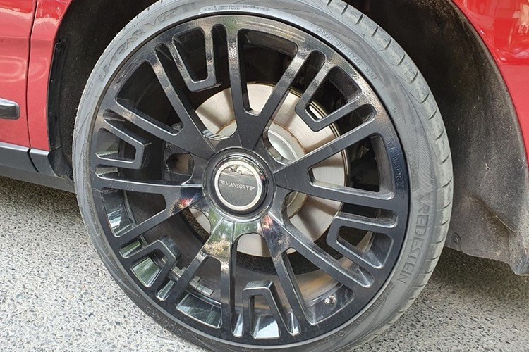 Ngay cả đến bộ vành độ Mansory cá tính cũng được chủ nhân cho đi sơn lại màu đen. Sự phối hợp giữa màu sơn đỏ Mugello trên chiếc SUV siêu sang Rolls-Royce Cullinan này cùng các chi tiết mới được sơn lại màu đen khá ăn ý và giúp ngoại hình xe trở nên cứng cáp