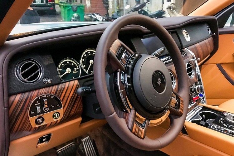 Chiếc SUV siêu sang Rolls-Royce Cullinan mang màu sơn đỏ Mugello độc nhất Việt Nam thuộc bản bốn chỗ ngồi, điều này đồng nghĩa hàng ghế sau sẽ có hai ghế ngồi kiểu độc lập và thương gia theo gói tuỳ chọn Individual Seat. Ở giữa hai hàng ghế này có bệ tỳ tay, tủ lạnh, hai chiếc ly và rượu champagne cùng một số tuỳ chọn khác