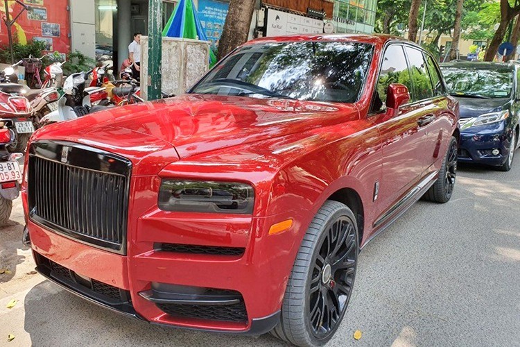 Vẫn chưa rõ mức giá xe Rolls-Royce Cullinan tại các công ty nhập khẩu tư nhân. Chỉ biết rằng, khi mới về nước Rolls-Royce tại Việt Nam chào giá bán Cullinan bắt đầu từ 41 tỷ đồng cho bản tiêu chuẩn và bản cao cấp nhất có giá lên đến hơn 52 tỷ đồng. Hiện tại, giá xe Rolls-Royce Cullinan chính hãng cũng hạ nhiệt với mức chào bán từ 32,382 tỷ đồng