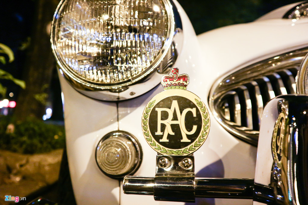 Huy hiệu của hãng thiết kế nằm ở đầu xe. RAC là viết tắt tên công ty của anh em nhà Jensen là Alan Jensen và Richard Jesen