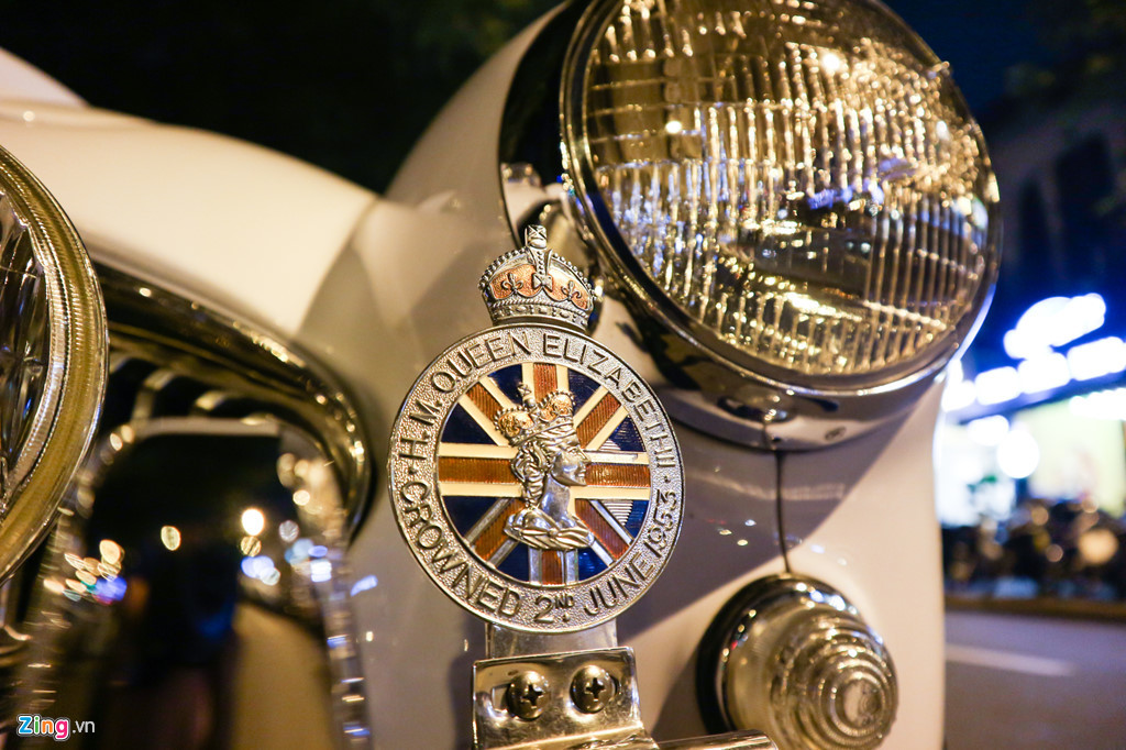 Huy hiệu Anh quốc cũng được tìm thấy phía trước, đây là huy hiệu kỷ niệm lễ đăng quang của Nữ hoàng Elizabeth II, diễn ra vào ngày 2/6/1953