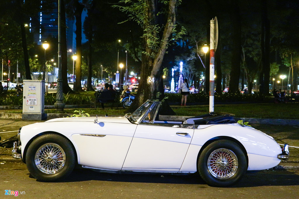 Điểm thu hút trên mẫu xe cổ này là bộ mâm nan hoa chứ không phải mâm đúc như những mẫu xe ngày nay. Đây là kiểu thiết kế thịnh hành trên ôtô thập niên 1960