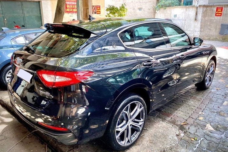 Maserati Levante Trofeo mới đầu tiên về Việt Nam. Chiếc Maserati Levante Trofeo này được nhập khẩu chính hãng và có giá lăn bánh hơn 15 tỷ đồng