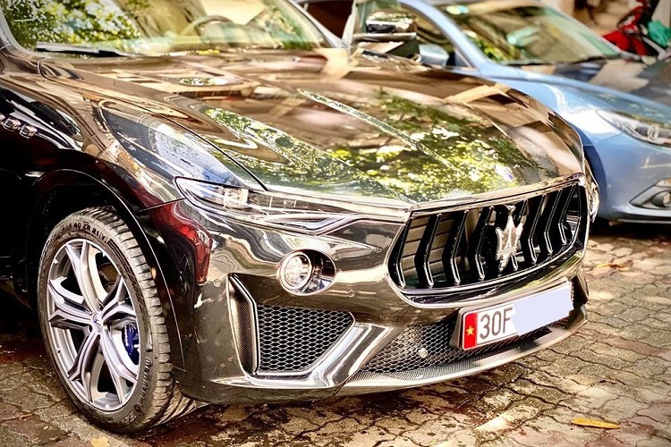 Mức giá này đắt gấp 3 lần bản tiêu chuẩn. Nhận thấy phải tìm gì đó khác biệt giữa 30 chiếc Maserati Levante đang lăn bánh trên đường phố Việt Nam, một doanh nhân ở Hà Nội đã chấp nhận bỏ ra số tiền gấp 3 lần giá xe Maserati Levante tiêu chuẩn chỉ để mang về nước Maserati Levante Trofeo
