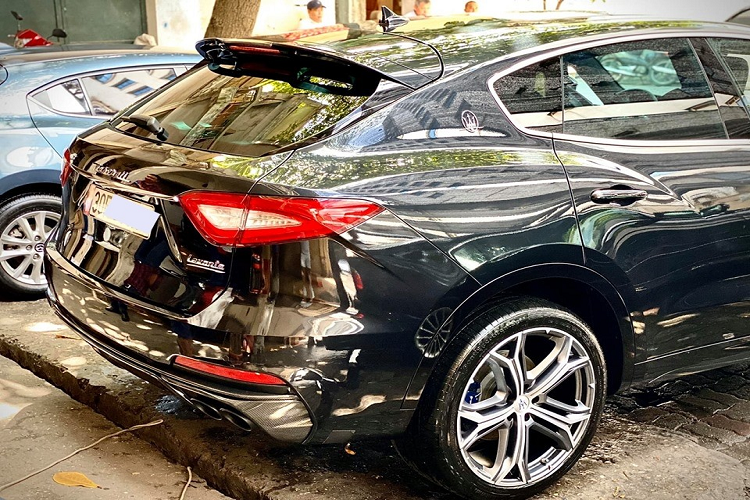 Được biết, chiếc SUV hạng sang Maserati Levante Trofeo đầu tiên về Việt Nam khá kín tiếng, chỉ đến khi xe ra biển trắng, lăn bánh trên đường phố và được một ông chủ mua bán xe sang chia sẻ lên một diễn dàn về xe, giới đam mê mới hay tin "ông trùm" của Maserati Levante đã có mặt tại dải đất hình chữ S