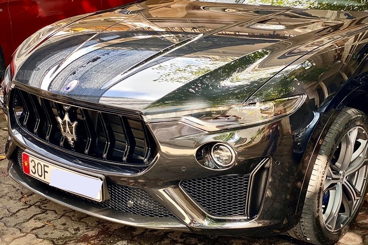 Maserati Levante Trofeo có phần đầu xe thiết kế khác biệt so với bản tiêu chuẩn và Levante S. Cận cảnh hốc gió trước của Maserati Levante Trofeo có thêm carbon