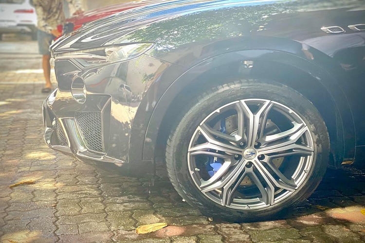 Ngoại hình xe có thiết kế dữ dằn và hầm hố hơn rất nhiều so với Maserati Levante. Chẳng hạn như hốc gió trước hoàn toàn mới, cản va trước thiết kế lại. Xe sử dụng đèn pha Full Matrix LED