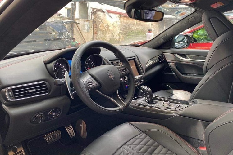 Mẫu SUV hạng sang Levante từng được gọi ví von là cơn gió Địa Trung Hải, còn với Levante Trofeo được Maserati nâng cấp lên thành cơn bão khi lắp động cơ V8 danh tiếng của Ferrari. Chiếc SUV hạng sang Maserati Levante Trofeo chỉ cần thời gian 3,9 giây để tăng tốc từ vị trí xuất phát lên 100 km/h. Còn với bản tiêu chuẩn, xe cần đến thời gian 6 giây để thực hiện việc này. Maserati Levante chỉ đạt vận tốc tối đa 251 km/h, nhưng với Maserati Levante Trofeo được nâng lên con số hơn 300 km/h