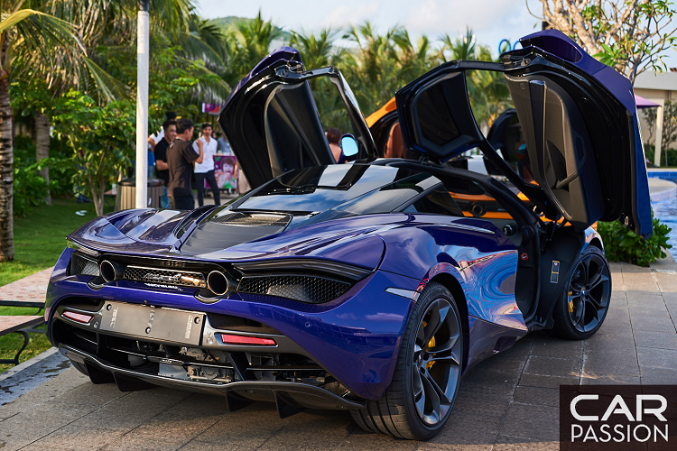 Doanh nhân này cũng cho biết, ý tưởng mua McLaren 720S màu độc này chỉ phát sinh sau khi anh hoàn tất chuyến hành trình CarPassion 2019 vào tháng 6 vừa qua. Chiếc siêu xe màu tím ‘Lantana Purple’ được anh mua tại Đức với giá khoảng 280.000 Euro và thủ tục rất nhanh gọn