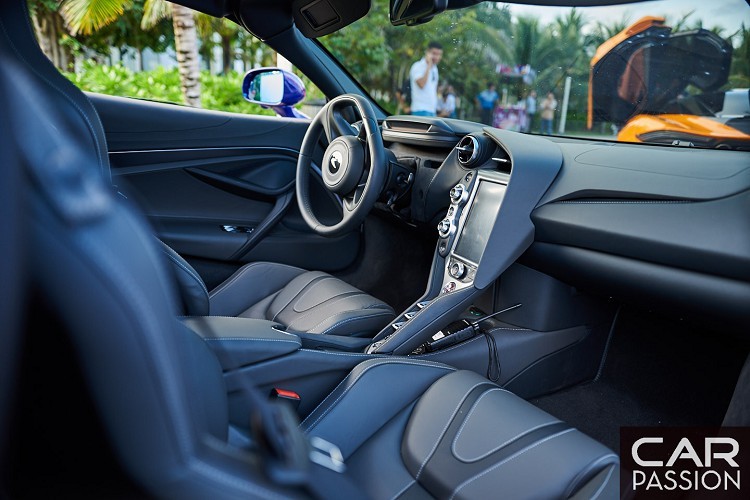Khi về đến Việt Nam, giá siêu xe McLaren 720S khi lăn bánh sau khi đã cộng thêm các khoản thuế và phí lên khoảng 1,1 triệu USD (tương đương khoảng 26 tỷ đồng)