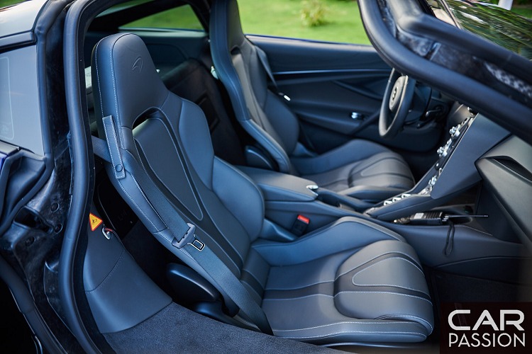 Nhiều chi tiết trên chiếc McLaren 720S này như cản trước, cản sau, khuếch tán dưới gầm xe hay nắp động cơ đều sử dụng vật liệu paladi sơn đen xám. Xe được trang bị bộ mâm năm chấu thanh kép, kích thước 19 inch ở cả bánh trước và bánh sau hoàn thiện trong màu xám kim loại