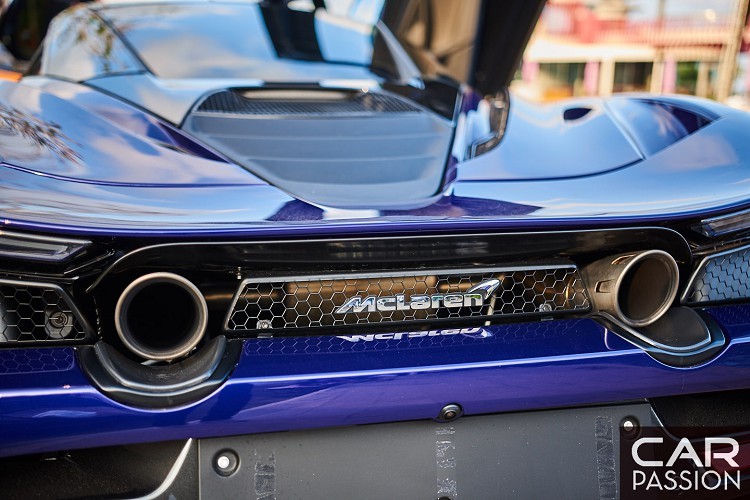 Phía sau bộ mâm này là hệ thống phanh gốm – carbon hiệu năng cao với cùm phanh màu vàng nổi bật. Trên nóc cửa xe, chiếc McLaren 720S màu tím độc đáo này sở hữu 2 cửa sổ trời nhỏ bằng kính