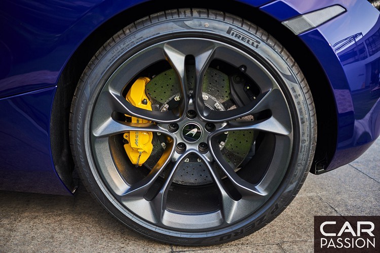 Tuân thủ phong cách thiết kế đề cao hiệu quả của McLaren nên tất cả những chiếc siêu xe 720S đều có phần nội thất khá đơn giản. Da bọc màu đen kết hợp cùng nhiều chi tiết và chỉ khâu tương phản ở hầu hết các chi tiết