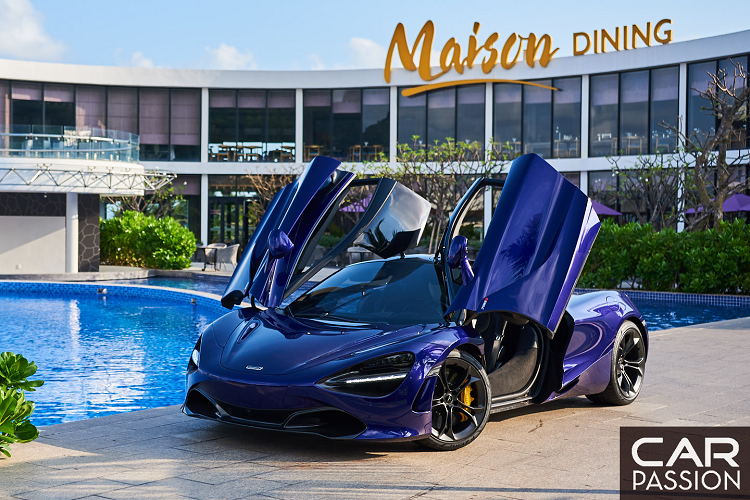 720S cũng là mẫu xe đầu tiên của McLaren được trang bị màn hình gập, cho khả năng hiển thị tối ưu ở chế độ đua cũng như hiển thị toàn bộ thông tin của xe khi di chuyển trong chế độ thông thường. Những nút vào số như P, R, D đều được chuyển thành dạng lẫy, đặt phía dưới màn hình giải trí