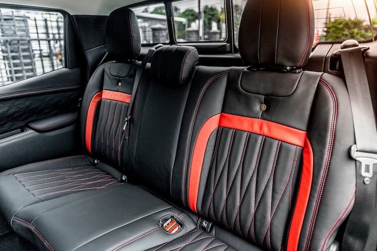 Ở phần đầu, Kahn Design đã sử dụng thiết kế lưới tản nhiệt tương tự như các dòng Mercedes-Maybach. Tuy nhiên do toàn bộ thân xe được sơn màu đen, điều này khó nhận biết hơn do lưới tản nhiệt của Maybach thường mạ chrome các nan dọc