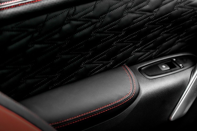 Không chỉ dừng lại ở ngoại thất, âm hưởng của Maybach còn được Kahn Design thể hiện ở bên trong nội thất. Những loại da mềm mại và cao cấp nhất đã được hãng sử dụng để bọc cho toàn bộ các ghế ngồi, bảng táp-lô, các tấm ốp cửa và bệ tì tay trung tâm. Trên những bề mặt bọc da này là các đường chỉ chần màu đỏ tương phản và đầy tinh xảo như những chiếc xe siêu sang Mercedes-Maybach thực thụ