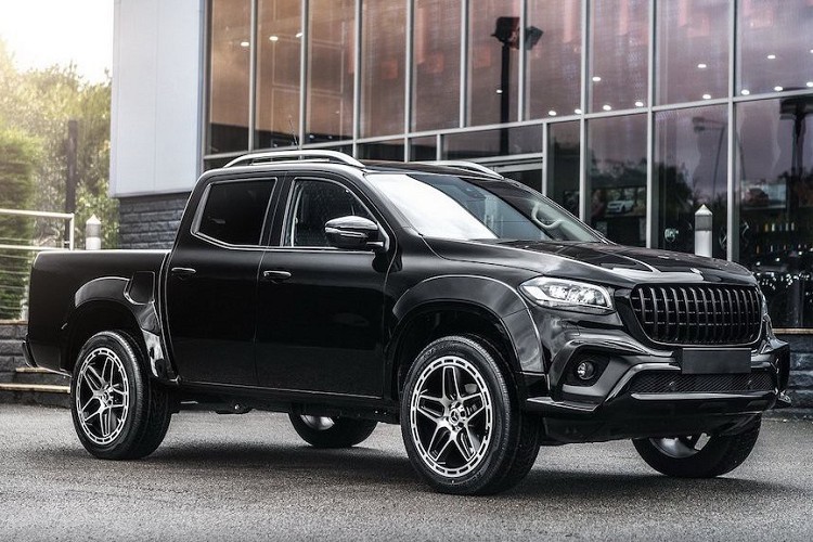 Dù dựa trên nền tảng Navara nhưng do là một chiếc Mercedes thực thụ, X-Class vốn cũng đã được trang bị đầy đủ các tiện nghi khác nhau. Với phiên bản X 350 được Kahn Design độ lại, khách hàng sẽ có sẵn dàn âm thanh 8 loa, hàng ghế trước chỉnh điện và có sưởi, hệ thống thông tin giải trí với định vị vệ tinh, kết nối Bluetooth, radio DAB, giữ ga tự động, đèn pha tự động, cảm biến gạt mưa, cảm biến đỗ xe cùng một loạt các trang bị an toàn khác