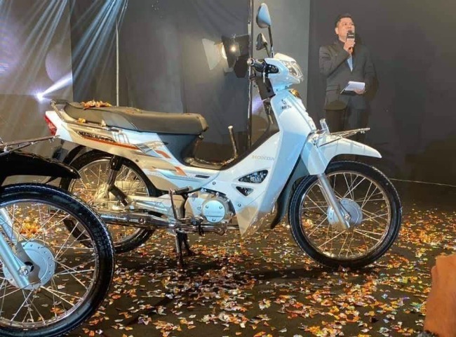 Tuy nhiên, 2020 Honda Dream lần này sẽ có ba phiên bản màu khác nhau. Đây là hình ảnh bản màu trắng