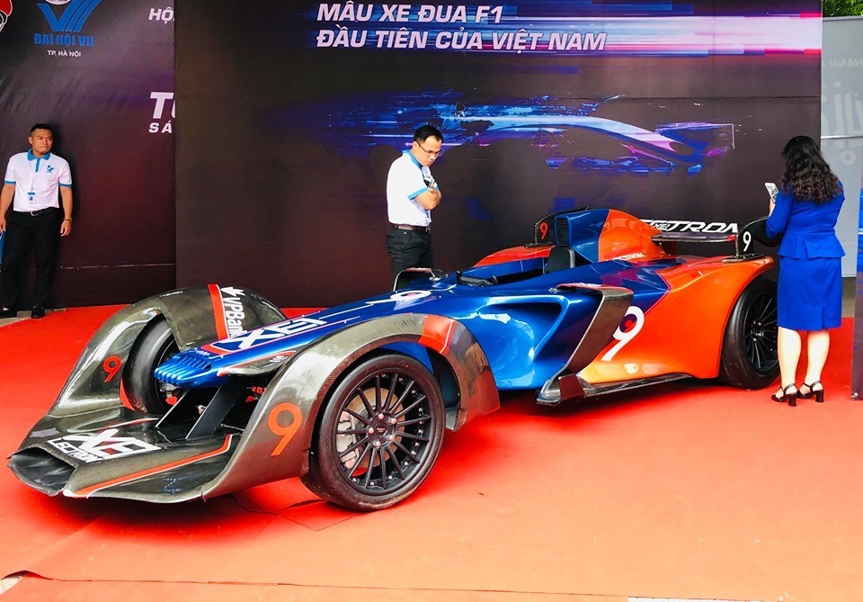 Xuất hiện tại triển lãm của Đại hội đại biểu Hội liên hiệp thanh niên Việt Nam thành phố Hà Nội, chiếc ô tô điện Lectron XE1 gây chú ý bởi thiết kế lấy cảm hứng từ chiếc xe đua F1