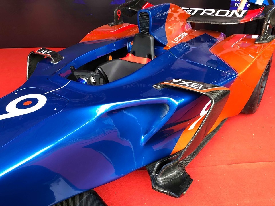 Điện thoại có chức năng khởi động xe, hiển thị tốc độ và thông số an toàn cho xe