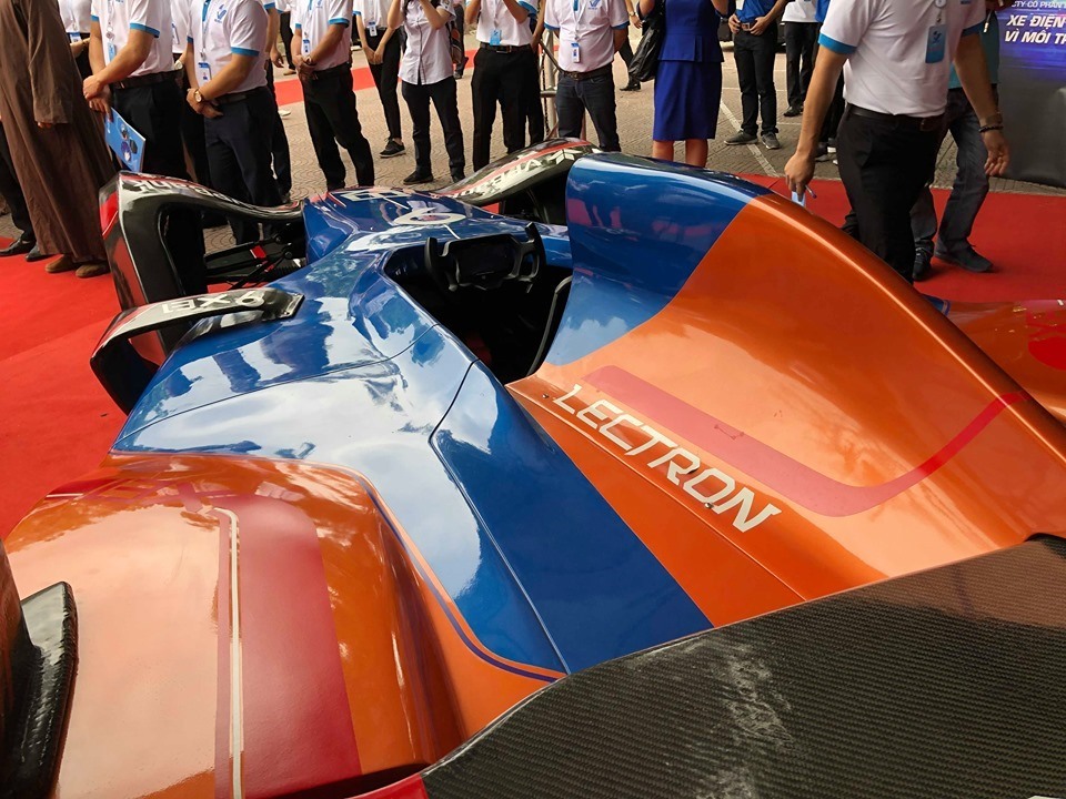 Cùng chiêm ngưỡng "chiếc xe đua F1 đầu tiên của Việt Nam" này (Ảnh: Sơn Tùng)