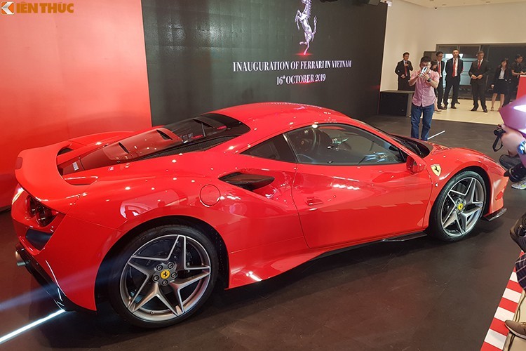 Thời gian đầu, Ferrari tại Việt Nam có thể sẽ kinh doanh 3 mẫu xe là 812 SuperFast, Portofino và mẫu SUV của hãng sắp lộ diện cũng sẽ là một sản phẩm chiến lược trong tương lai. Đáng chú ý nhất trong ngày khai trương chính là việc hãng siêu xe Ý cho ra mắt mẫu Ferrari F8 Tributo mới