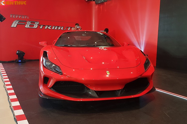 Thiết kế của Ferrari luôn mang một vẻ đẹp “sexy” ở mọi thời đại. Mặc dù được đổi mới toàn diện về thiết kế nhưng tổng thể của siêu xe Ferrari F8 Tributo vẫn có mối liên hệ với dòng 488 GTB, chứ không khác biệt kiểu “một trời, một vực”. Những ai yêu Ferrari chắc chắn sẽ nhận ra khi xem cận cảnh mẫu siêu xe này