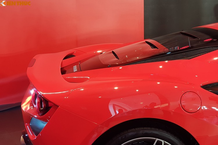 Hãng siêu xe Ferrari đã trang bị đèn hậu mới cho F8 Tributo sử dụng 2 đèn tròn nằm cạnh nhau mỗi bên thay cho 1 đèn hình tròn ở đời 488. Thiết kế đèn hậu F8 Tributo mang nhiều nét tương đồng với cụm đèn hậu của Ferrari 812 Superfast - dòng xe được định vị nằm trên 488/ F8 Tributo 1 bậc