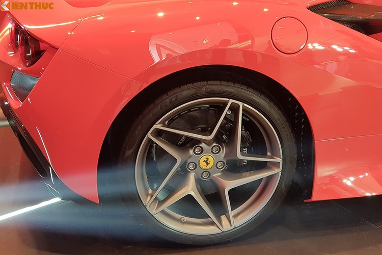 So với Ferrari 488 Pista, F8 Tributo sở hữu chiều dài 4.611 mm, rộng 1.979 mm và cao 1.206 mm, nó dài hơn một chút (+43 mm), rộng (+27 mm) và thấp hơn (-7 mm) so với 488 GTB. Đáng chú ý là F8 Tributo có trọng lượng khô nhẹ hơn 40 kg so với 488 GTB. Với cân nặng 1.330 kg, F8 Tributo nhẹ hơn 55 kg so với 488 Pista (1.385 kg)
