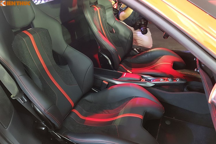 Ferrari F8 Tributo 2020 mới vẫn tiếp tục gắn bó với động cơ V8 3.9L tăng áp kép biturbo mang mã F154 của người tiền nhiệm 488 GTB, động cơ này cho công suất tối đa 720 mã lực có được tại 8.000 vòng/ phút và mô-men xoắn cực đại 770 Nm tại dải vòng tua từ 3.250 vòng/ phút tương đương 488 Pista, nhưng +50 mã lực và +10 Nm so với 488 GTB tiêu chuẩn