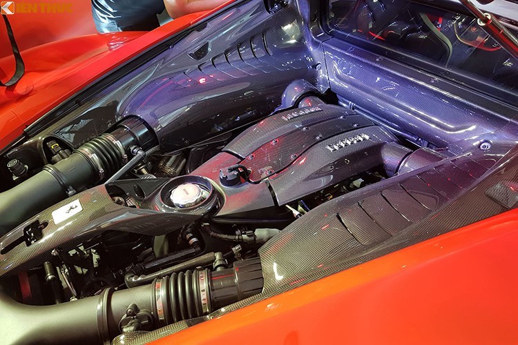 Siêu xe Ferrari F8 Tributo mất 2,9 giây để tăng tốc 0-100 km/ h và 7,8 giây từ 0- 200 km/ h. Ở phiên bản 488 Pista cuối cùng, động cơ V8 này đã được cải tiến ở van nạp xả, piston và thành xy-lanh, hệ thống tăng áp và giải nhiệt không khí nạp intercooler lớn hơn