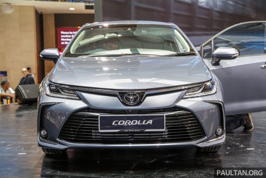Tại thị trường Việt, Corolla Altis có giá bán từ 700-932 triệu đồng, cao hơn so với đối thủ Mazda 3 (659-750 triệu) hay Hyundai Elantra (549-725 triệu)