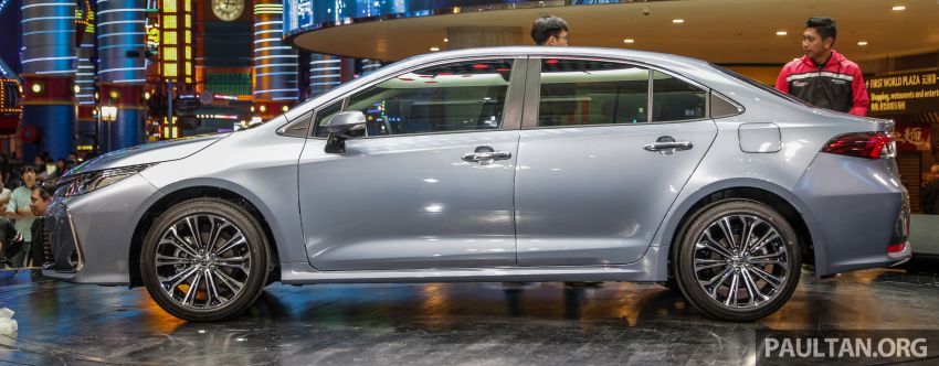 Trên phiên bản 1.8E, bạn sẽ có các trang bị như đèn pha halogen tự động, cân bằng thủ công, la-zăng hợp kim 16 inch, đèn hậu LED, camera lùi cũng như cảm biến đỗ xe trước và sau