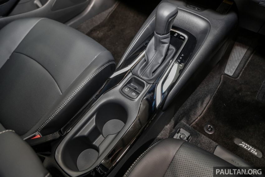 Tương tự như nội thất, bản 1.8G được trang bị thêm hệ thống hỗ trợ lái xe và an toàn của Toyota Safety Sense. Hệ thống này bao gồm Cảnh báo trước va chạm (PCS), Cảnh báo chệch làn đường (LDA) với Hỗ trợ lái và theo dõi làn đường (LTA), Kiểm soát hành trình radar động (DRCC), Tia sáng cao tự động (AHB) và Giám sát điểm mù (BSM)