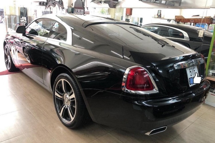 Sau khoảng hai ngày thi công, cá nhân hoá với hai màu sơn là xanh Salamanca và trắng English cho chiếc xe siêu sang Rolls-Royce Wraith, giới mê xe đã "tóm gọn" chiếc Coupe siêu sang này khi đỗ trên đường phố Sài thành