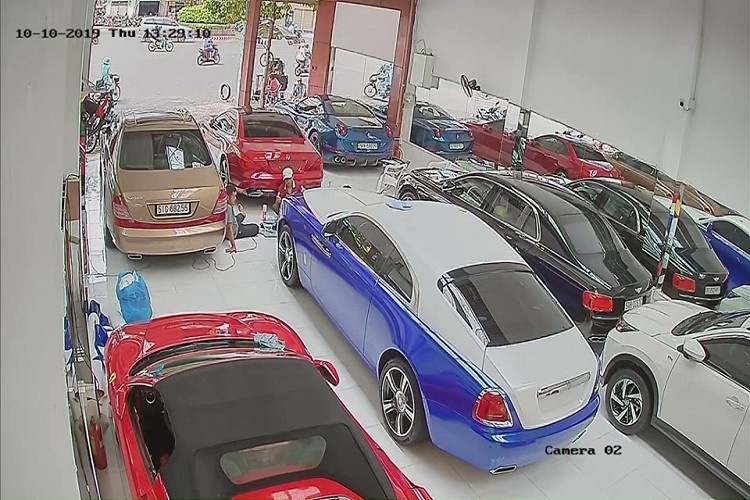 Động cơ kết hợp với hộp số tự động ZF 8 cấp cùng hệ dẫn động cầu sau, nhờ đó, xe chỉ mất thời gian 4,6 giây là có thể tăng tốc lên 100 km/h từ vị trí xuất phát trước khi đạt tốc độ tối đa 250 km/h. Giá xe Rolls-Royce Wraith cũ hiện khoảng hơn 10 tỷ đồng tại Việt Nam